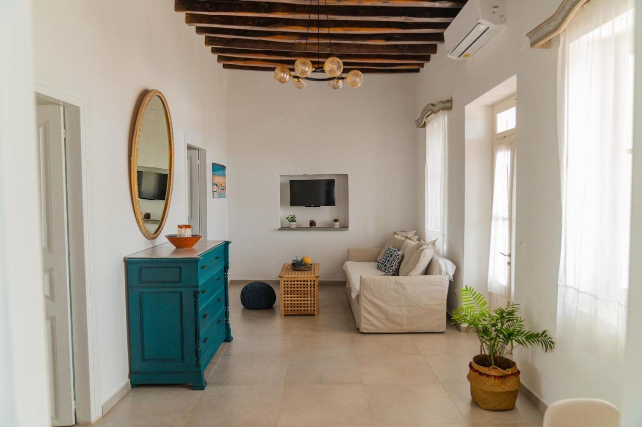 Komis Mansion Exámbela المظهر الخارجي الصورة