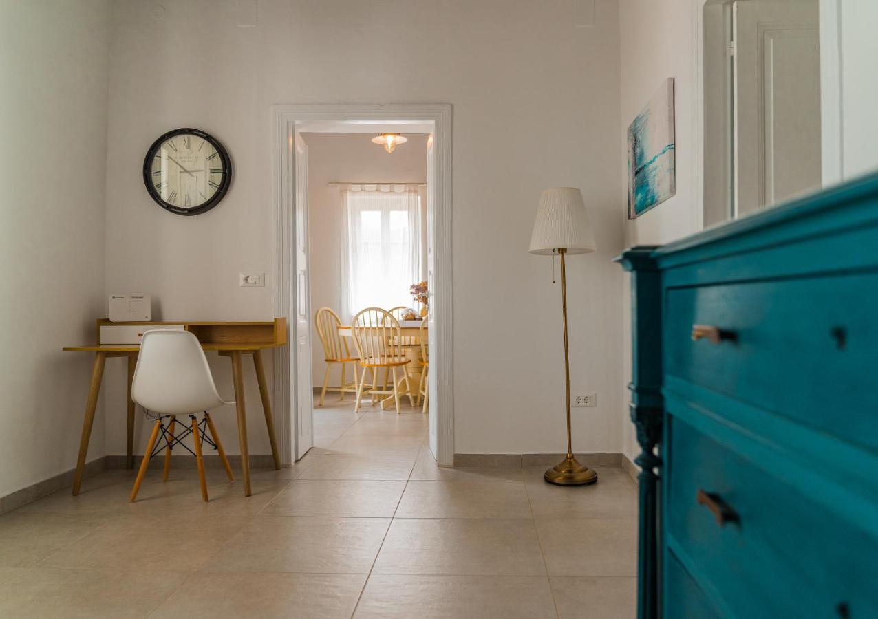 Komis Mansion Exámbela المظهر الخارجي الصورة