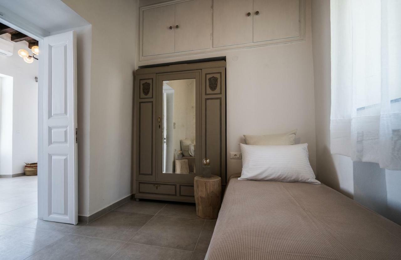Komis Mansion Exámbela المظهر الخارجي الصورة