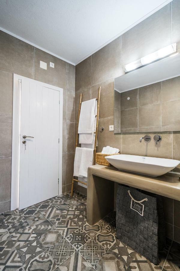 Komis Mansion Exámbela المظهر الخارجي الصورة